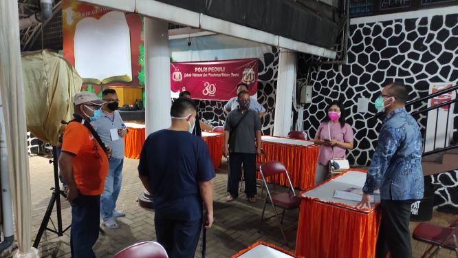 Dokter Anton memberikan arahan alur kepada tim tata laksana saat Gladi resik hari Jumat 30 Juli 2021